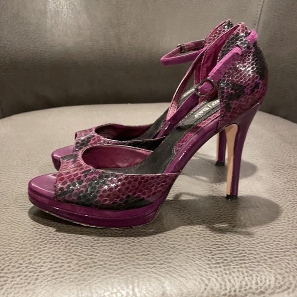 WHBM Purple snake skin heels - Picture 3 of 6
